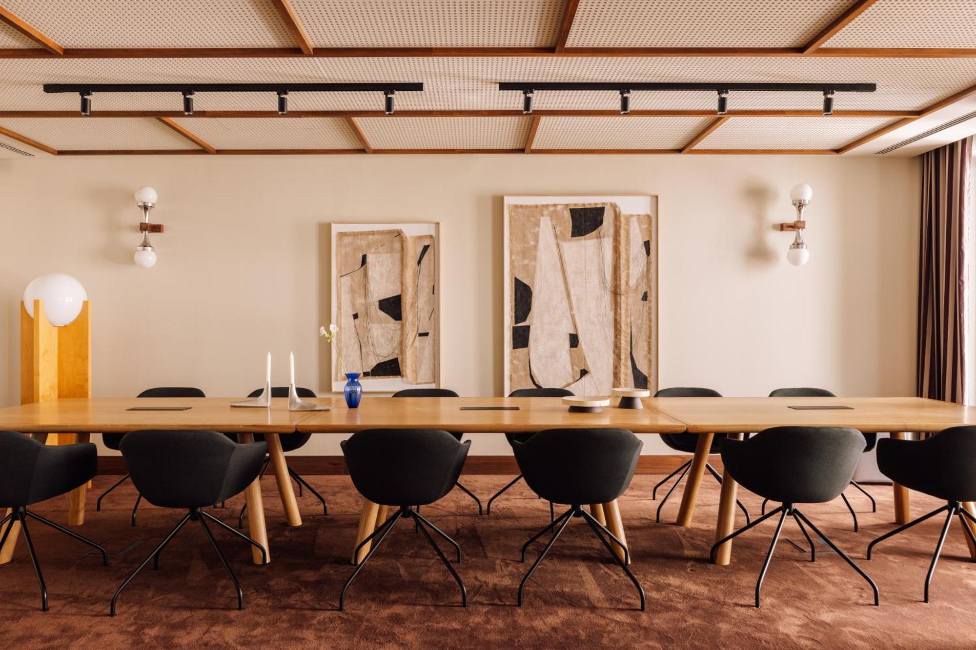 The Rebello Hotel & Spa - Small Luxury Hotels Of The World Vila Nova de Gaia Exterior photo The boardroom at the new headquarters