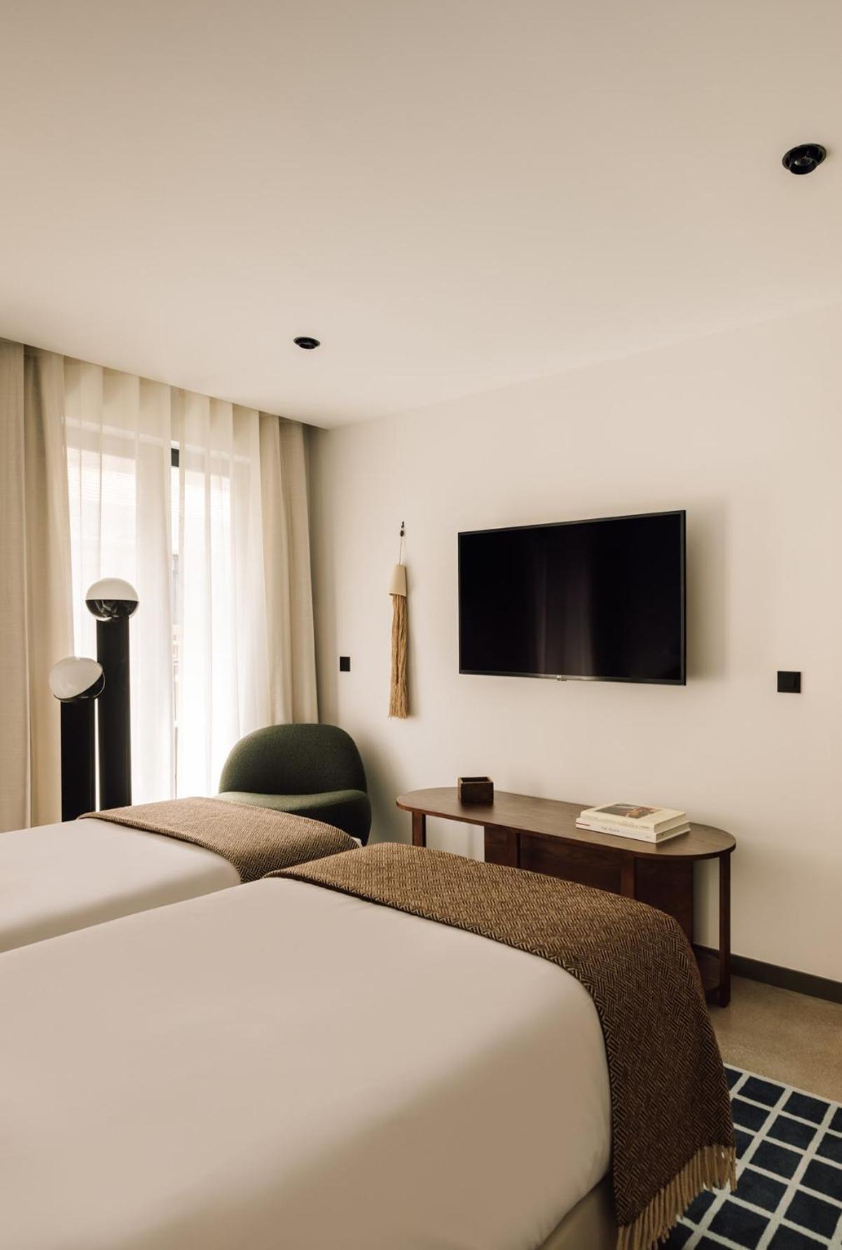 The Rebello Hotel & Spa - Small Luxury Hotels Of The World Vila Nova de Gaia Exterior photo A television mounted on a wall